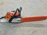 a chainsaw that is sitting on the ground