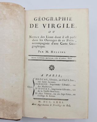 un livre ouvert avec un titre en noir et blanc