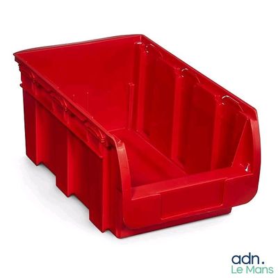 un bac de rangement en plastique rouge muni d'une longue poignée
