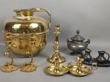 un assortiment d'objets en argent et en or, comprenant notamment un vase, une théière, des bougeoirs et une théière