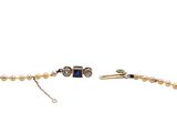 gros plan d'un bracelet avec des perles sur fond blanc
