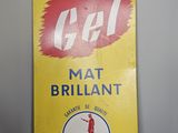 une vieille enseigne publicitaire pour une station-service représentant un homme tenant un chien dans ses bras