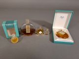 une image représentant un flacon de parfum et un coffret de parfum