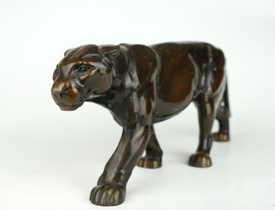 une petite statue de tigre sur fond blanc