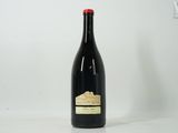 une bouteille de vin posée sur une table