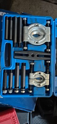 une boîte bleue contenant des outils, posée sur le sol