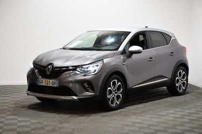 Une Toyota C-HR grise est garée sur un sol à damier.
