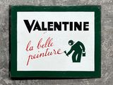 une affiche accrochée au mur sur laquelle on peut lire « Valentine la Belle Peiure »