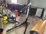 une photo d'un garage avec beaucoup d'outils sur le sol