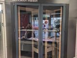 a glass door with a sign on it that says seschoir a saucisseon