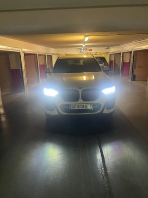 une voiture garée dans un parking couvert