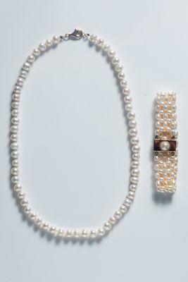 Deux bijoux ornés de perles de cultures blanches chinoises :…