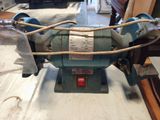 une machine posée sur une table dans une pièce