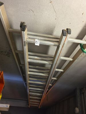 une échelle suspendue au plafond dans une pièce