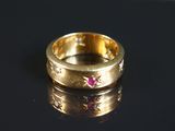 une bague en or sertie d'un rubis