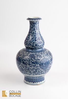 CHINE, XXème siècle. Vase double gourde à décor de chrysanth…