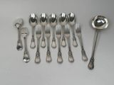 beaucoup de cuillères en argent et de cuillères sur la table