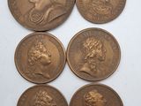 six pièces de bronze sur lesquelles figurent des têtes d'hommes et de femmes
