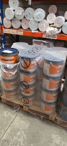 1 PALETTE DE 32 POTS DE COLLE ACRYLIQUE POUR SOLS MOQUETTE ET PLA
