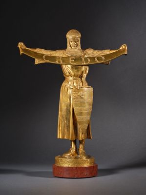 une image représentant une statue en or d'une femme tenant un bouclier