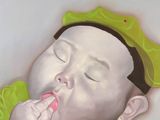 un tableau représentant un bébé portant un bonnet vert et en train de manger un morceau de nourriture
