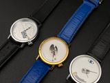 trois montres différentes sont posées côte à côte sur une surface noire