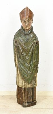 statue en bois représentant un homme vêtu d'une robe verte et coiffé d'un chapeau