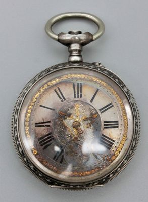 une montre de poche en argent avec des chiffres romains