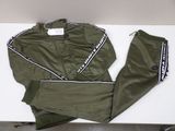 une veste et un pantalon verts posés sur une table blanche