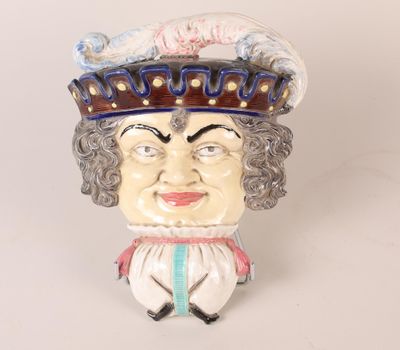 une figurine représentant une femme portant une couronne sur la tête