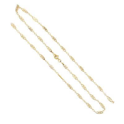 un collier plaqué or, composé d'une longue chaîne et d'un fermoir