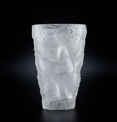 un verre en verre dépoli orné d'un motif représentant un homme et une femme