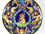une assiette bleue ornée d'un motif représentant des animaux et des oiseaux