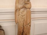 une statue de femme tenant un bébé sur une table