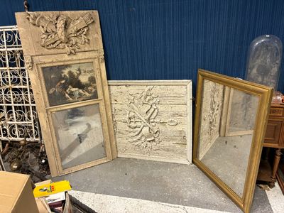 trois miroirs posés par terre les uns à côté des autres