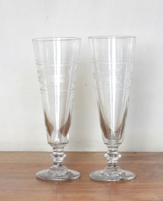 deux verres à vin vides posés sur une table en bois