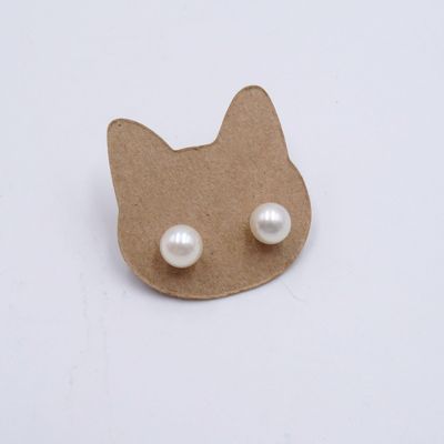 une boucle d'oreille en forme de chat ornée de perles