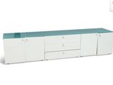 un gros plan sur une armoire blanche avec des tiroirs et des tiroirs
