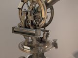 un télescope d'aspect très ancien, posé sur un trépied sur une table