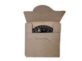 une boîte en carton contenant une boussole