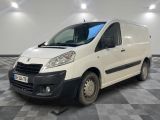 la photo d'une camionnette blanche garée dans un garage