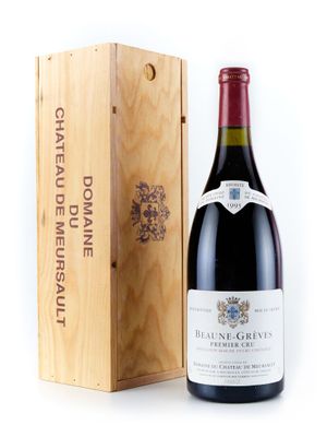 la bouteille de vin rouge se trouve à côté d'une caisse en bois