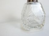 un salière et une poivrière en verre posées sur une table