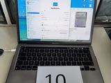 un ordinateur portable posé sur une table sur laquelle figure un numéro