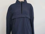 un gros plan sur une veste bleue portée par un mannequin