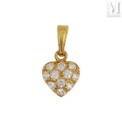 un pendentif en forme de cœur en or jaune serti de diamants sur fond blanc