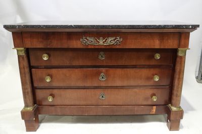 commode ancienne avec dessus en marbre et poignées en laiton
