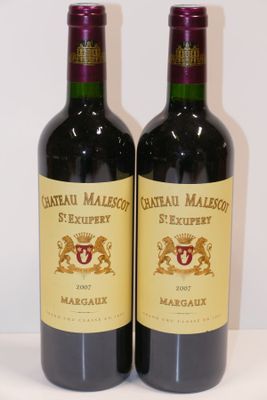 deux bouteilles de vin posées sur une table l'une à côté de l'autre