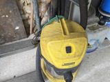 un aspirateur jaune posé par terre