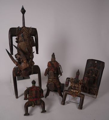 Plusieurs œuvres d'art africain sont exposées sur un fond blanc